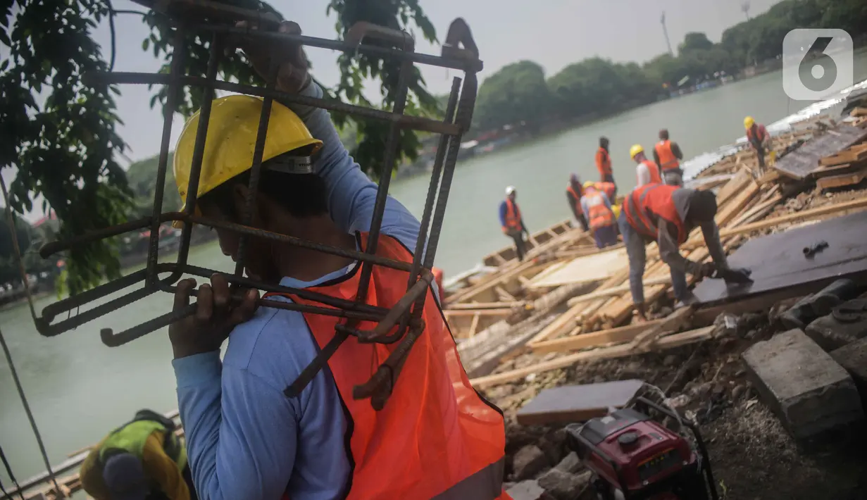 Pekerja mengerjakan proyek pemasangan sheet pile (turap) di kawasan Waduk Sunter Selatan, Jakarta, Senin (18/11/2019). Pemkot Jakarta Utara terus berupaya mempercantik kawasan Danau Sunter Selatan, salah satunya dengan pembangunan sheet pile atau turap. (Liputan6.com/Faizal Fanani)