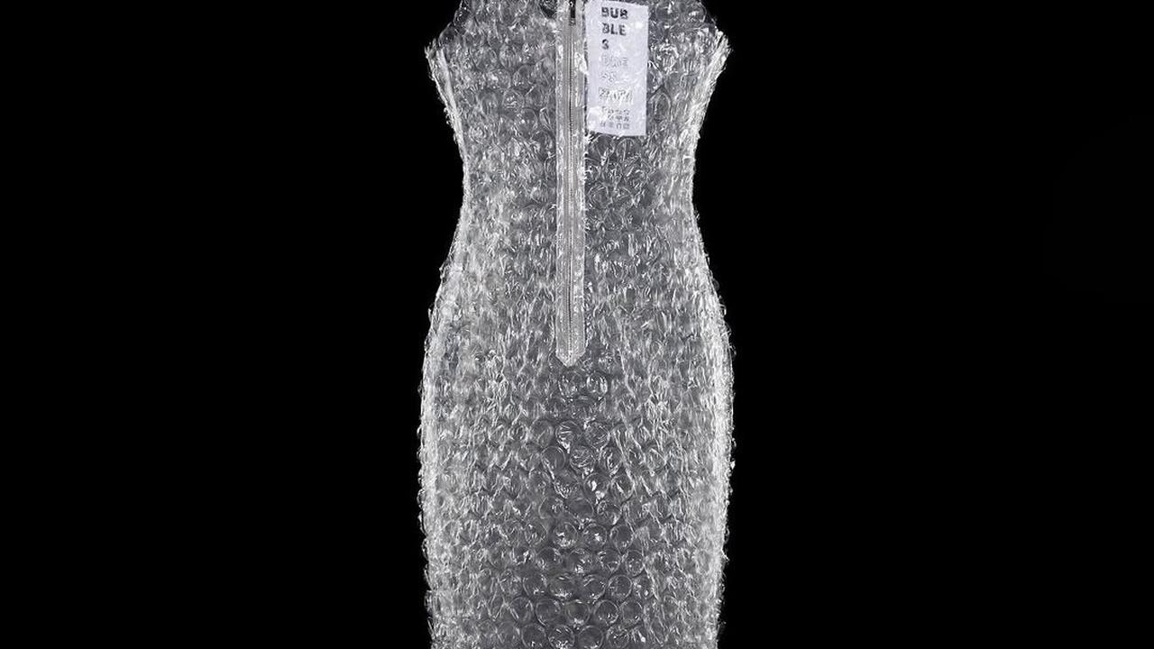Baju berbahan Bubble Wrap milik ZNWR