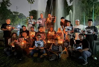 Pewarta Foto Indonesia (PFI) Medan bersama puluhan jurnalis dari berbagai media menggelar aksi solidaritas untuk mendoakan lima pewarta foto yang hilang kontak di Perairan Banten, Selat Sunda. (Liputan6.com/Reza Efendi)