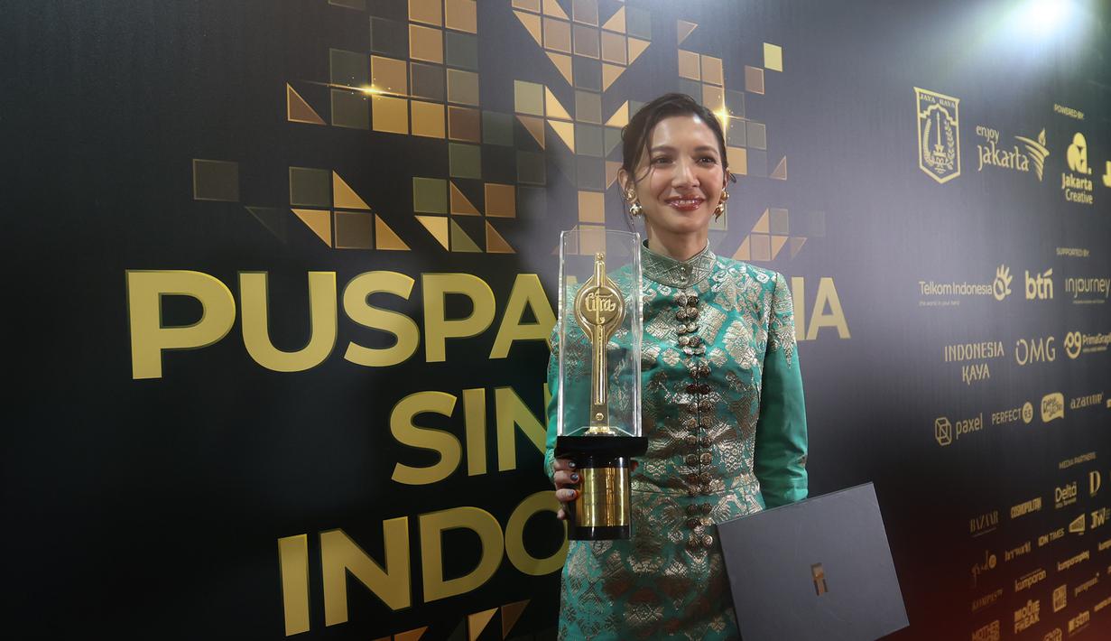 Sheila Dara Aisha berfoto bersama Piala Citra FFI pada malam penganugerahan di Taman Ismail Marzuki (TIM) Jakarta pada Kamis (20/11/2025) malam. Sheila Dara Aisha menyabet penghargaan bergengsi ini berkat akting memukaunya dalam film Sore: Istri dari Masa Depan. (Kapanlagi.com/Budy Santoso)