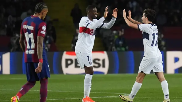 Pemain Paris Saint-Germain, Ousmane Dembele dan Vitinha, merayakan kemenangan atas Barcelona pada duel leg kedua perempat final Liga Champions 2023/2024 Stadion Olimpic Lluis Companys, Rabu (17/4/2024).  (AP Photo/Emilio Morenatti)