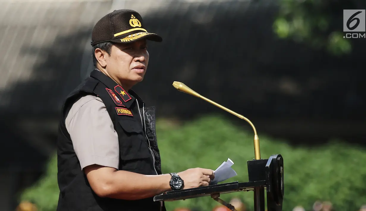 Wakapolda Metro Jaya, Brigjen Pol Purwadi mengenakan rompi memberi sambutan saat apel besar di lapangan Sabhara Mapolda Metro Jaya, Jakarta, Sabtu (12/5). (Liputan6.com/Herman Zakharia)