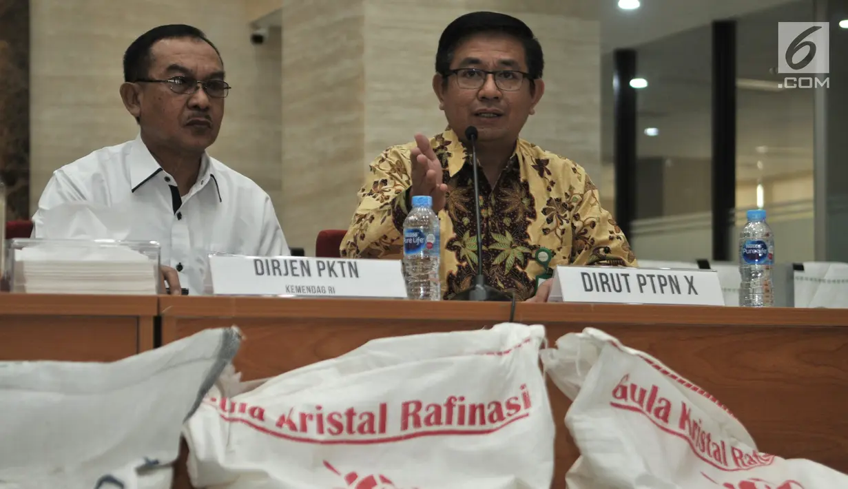 Dirut PTPN X Dwi Satriyo (kanan) dan Dirjen PTKN Kemendagri Veri Anggrijono (kiri) memberikan keterangan saat rilis kasus penyalahgunaan distribusi gula kristal rafinasi ke konsumen akhir sebagai gula kristal putih di Jakarta, Senin (5/8/2019). (merdeka.com/Iqbal S. Nugroho)