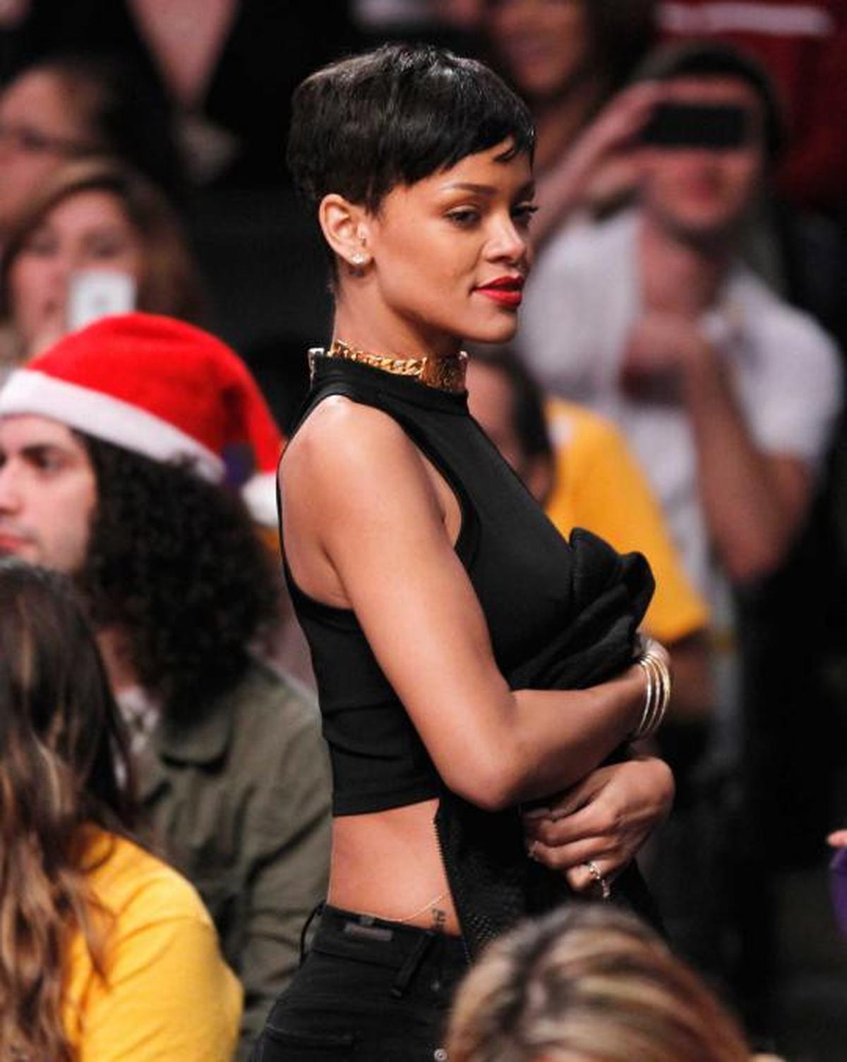 Nonton basket, Rihanna mesra dengan Chris Brown