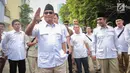 Ketua Umum Partai Gerindra Prabowo Subianto saat tiba di Kantor KPU, Jakarta, Sabtu (14/10). Kedatangan Prabowo Subianto tersebut untuk mengantar langsung berkas pendaftaran peserta Pemilihan Umum Tahun 2019. (Liputan6.com/Faizal Fanani)