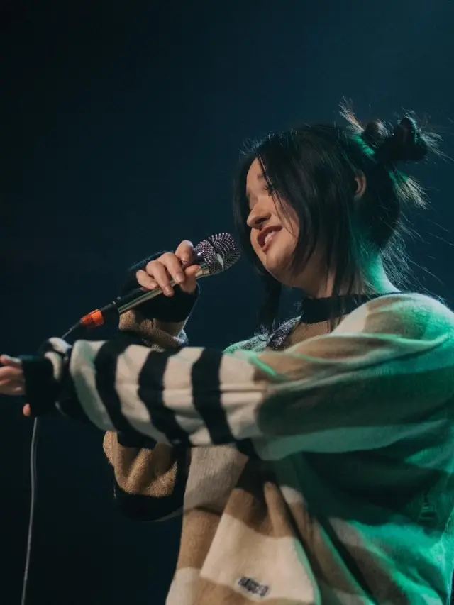 Gaya Stephanie Poetri Saat di Atas Panggung