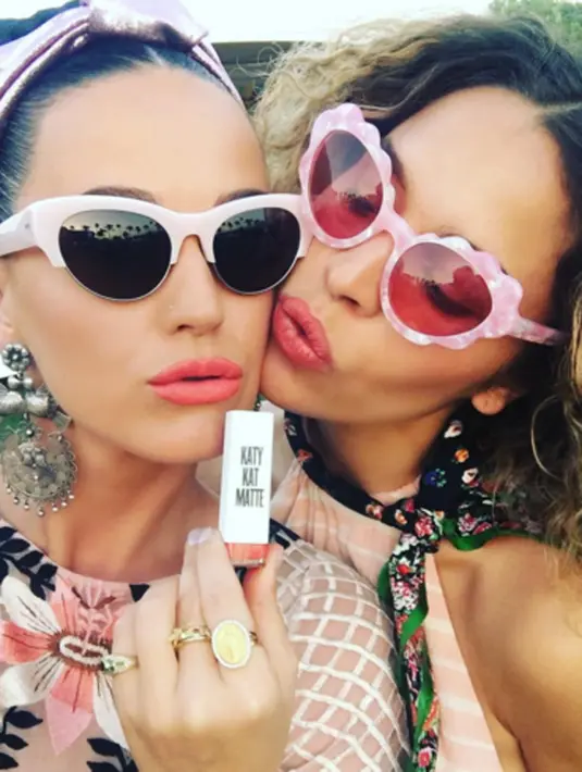 Tak lupa juga, Katy mengunggah foto dirinya bersama sahabatnya dengan memegang lipstick merk 'Katy Kat' di akun instagramnya. (viainstagram@katypery/Bintang.com)