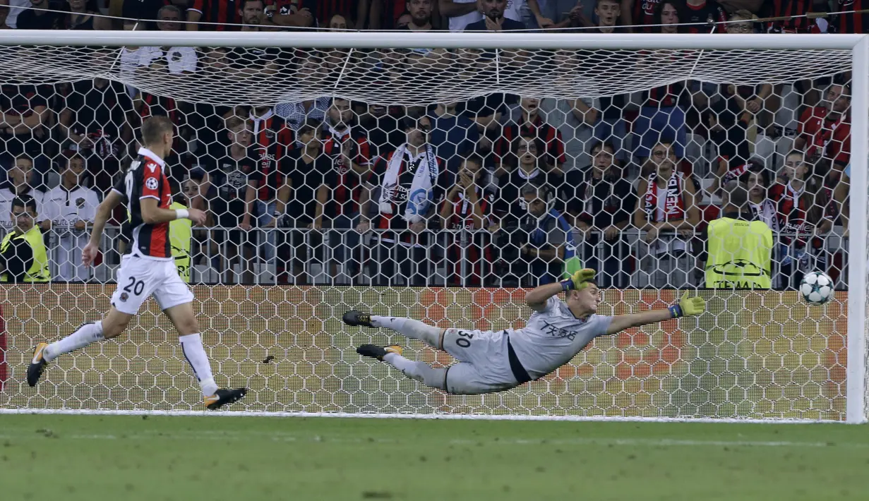 Kiper Nice, Yoan Cardinale (kanan) gagal menghalau bola yang masuk ke gawangnya saat melawan Napoli pada laga leg kedua kualifikasi Liga Champions di Stadion Allianz Riviera, Nice (22/8/2017). Napoli menang agregat 4-0. (AP/Claude Paris)
