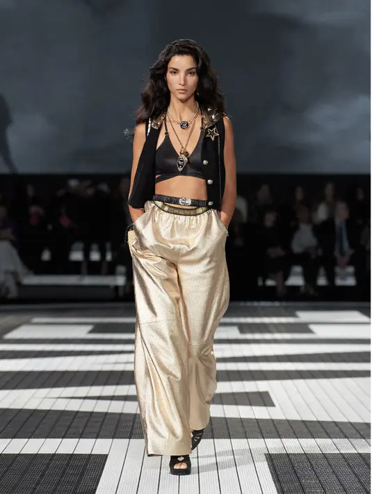 Glam rock menjadi bagian gaya yang berhasil dikreasikan oleh Virginie Viard yang di twist dengan sentuhan glamor. [Foto: Chanel.dok]