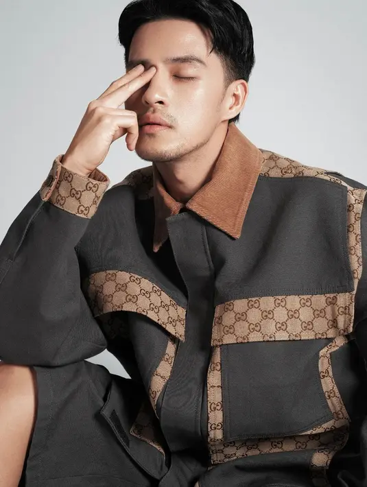 Morgan Oey bergaya gentleman mengenakan outfit all Gucci. Set atasan dan bawahan yang serasi menyempurnakan penampilan Morgan Oey di foto ini. [Foto: Instagram/winstongomez]