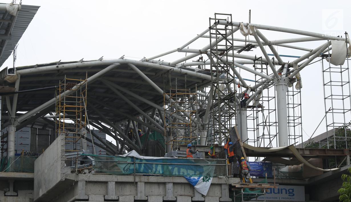 Pekerja beraktivitas saat pembangunan Stasiun kereta LRT Velodrome Rawamangun, Jakarta, Selasa (17/7). LRT fase 1 rute Kelapa Gading-Velodrome Rawamangun sepanjang 5,8 kilometer ditarget selesai jelang Asian Games 2018. (Liputan6.com/Helmi Fithriansyah)