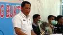 Kepala BNN Budi Waseso memberi keterangan saat pemusnahan barang bukti narkotika di Bandara Soekarno Hatta, Banten, Kamis (28/12). Dalam pemusnahan narkotika tersebut hadir juga Menko Polhukam Wiranto. (Liputan6.com/JohanTallo)
