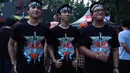 Para pedagangpun tak mau kalah dengan menjajakan marchendise 'berbau' band asal New Jersey itu. Terbukti, tak sedikit calon penonton yang tampil serba hitam lengkap dengan bubuhan tulisan Bon Jovi di dada mereka. (Deki Prayoga/Bintang.com)