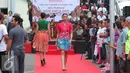 Model membawakan busana batik saat fashion show di Pelataran Sarinah, Jakarta, Minggu (2/10). Sarinah bersama Kwarda Pramuka Provinsi DKI Jakarta menggelar Hari Batik Nasional di pelataran Sarinah. (Liputan6.com/Angga Yuniar)