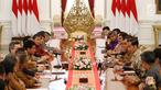 Presiden Joko Widodo didampingi Seskab Pramono Anung  menerima pengurus Asosiasi Pengusaha Indonesia (Apindo) di Istana Merdeka Jakarta, Kamis (13/6). Presiden meminta masukan dari Apindo terkait pemerintahan ke depan, salah satunya tentang upaya peningkatan nilai ekspor. (Liputan6.com/Angga Yuniar)