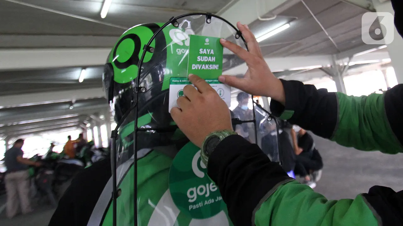 Ratusan Mitra Gojek Jalani Vaksinasi Drive Thru di sentra vaksinasi Indonesia Bangkit Rumah Sakit UI