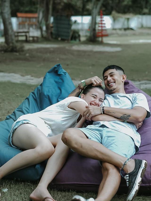 Segera Dikaruniai Anak Ketiga, Ini 6 Potret Manis Fandy Christian dan Dahlia Poland