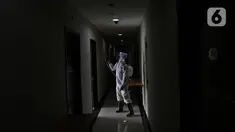 Pekerja menyemprotkan disinfektan di kamar hotel The Green Hotel di Bekasi, Jawa Barat, Kamis (24/9/2020). Hotel ini mengajukan untuk dijadikan tempat isolasi mandiri pasien Covid-19 ke pemkot Bekasi setelah mendapatkan rekomendasi dari PHRI. (Liputan6.com/Herman Zakharia)