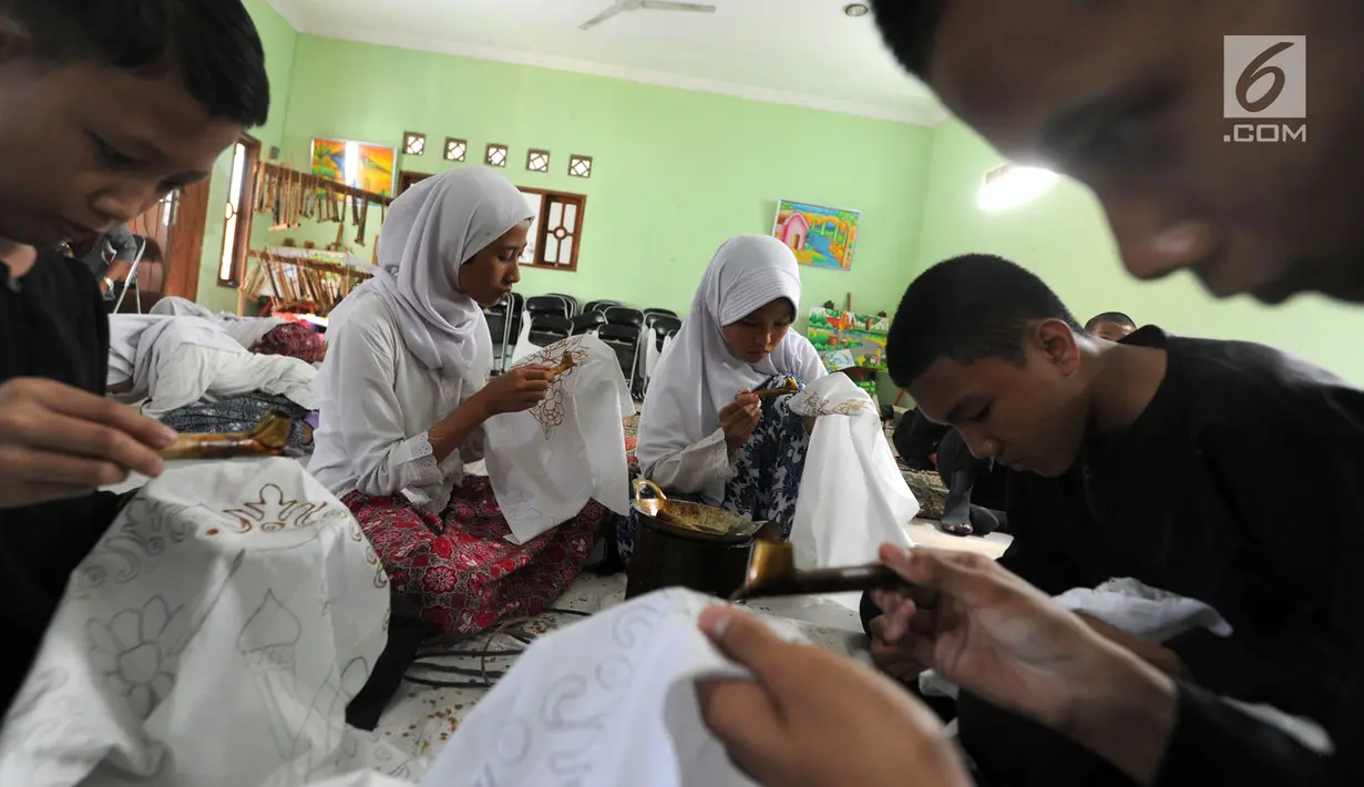 Murid SLB Mekar Sari 1 Cibinong saat mengikuti pelatihan membatik, Cibinong, Bogor, Jawa Barat, Rabu (18/9/2019). Ekstrakurikuler yang rutin dilaksanakan seminggu sekali ini untuk membekali para siswa keterampilan membatik. (merdeka.com/Arie Basuki)