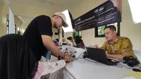 Petugas Imigrasi Jakarta Timur saat melakukan perekaman sidik jari bagi pemohon anak di layanan Eazy Passport