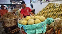 Menurut para pedagang, permintaan buah-buahan mengalami peningkatan saat bulan Ramadan dibanding hari-hari biasa. (Liputan6.com/Angga Yuniar)