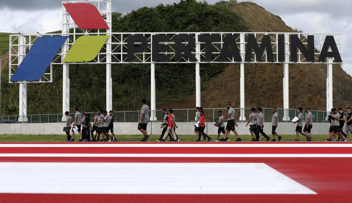 Pembalap Asia Talent Cup berjalan saat pengenalan trek di Sirkuit Internasional Mandalika, Lombok. Sirkuit yang baru dibangun ini bersiap untuk menjadi tuan rumah Kejuaraan Dunia Superbike pada 19-21 November. (AP Photo/Achmad Ibrahim)