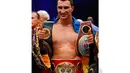 Petinju dari Ukraina, Klitschko, mempertahankan gelar versi WBA, IBF, WBO dan IBO di Oberhausen, melengkapi 25 laga mempertahankan gelar, Sabtu (26/4/2014) (Reuters/ Kai Pfaffenbach).