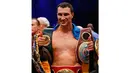 Petinju dari Ukraina, Klitschko, mempertahankan gelar versi WBA, IBF, WBO dan IBO di Oberhausen, melengkapi 25 laga mempertahankan gelar, Sabtu (26/4/2014) (Reuters/ Kai Pfaffenbach).