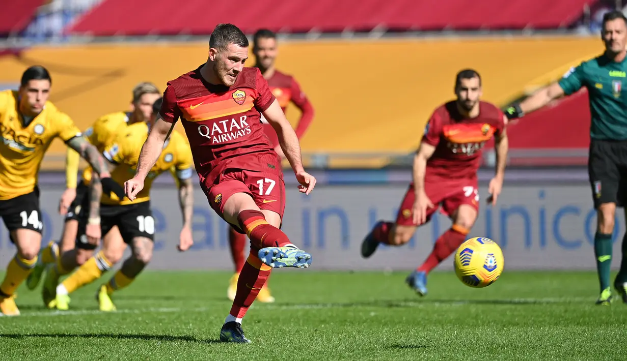 Gelandang AS Roma, Jordan Veretout melakukan eksekusi penalti yang berbuah gol kedua timnya ke gawang Udinese dalam laga lanjutan Liga Italia 2020/21 pekan ke-22 di Olimpico Stadium, Roma, Minggu (14/1/2021). AS Roma menang 3-0 atas Udinese. (AFP/Alberto Pizzoli)