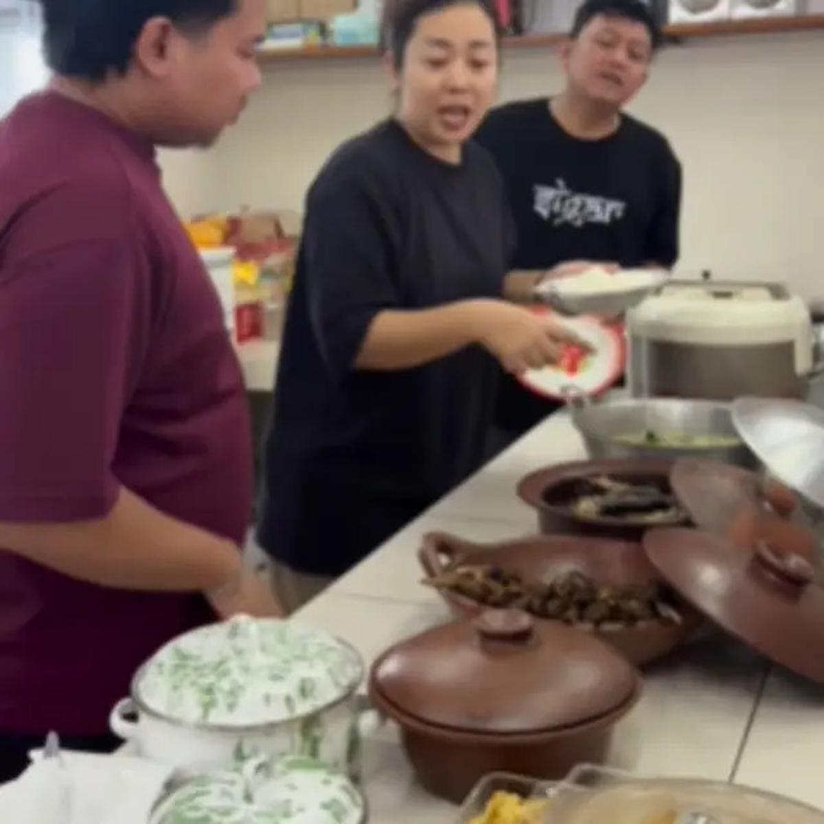 Potret Dapur Sederhana di Rumah Soimah, Lengkap dengan Panci Gerabah