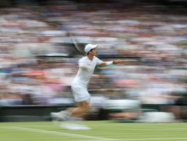 Petenis Inggris Raya, Andy Murray saat mengembaikan bola ke arah lawannya dari Kazakhstan, Alexander Bublik pada babak pertama Wimbledon 2017 di The All England Lawn Tennis Club, Wimbledon, London, (3/7/2017). AFP/Adrian Dennis)