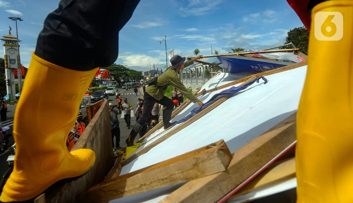 Ketua Bawaslu Kota Depok Fathul Arif mengatakan pihaknya memberikan tenggang waktu penertiban mandiri diberikan hingga 23 Januari 2024. (merdeka.com/Arie Basuki)