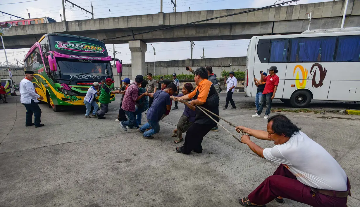 Peserta mengikuti lomba menarik bus di Terminal Lebak Bulus, Jakarta, Senin, 17 Agustus 2026. (KLY/ Arie Basuki)