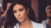 Menurut berita yang beredar, kronologis kejadian perampokan yang menimpa Kim berawal dari 5 kawanan perampok yang memaksa masuk kedalam kamar Kim, lalu satu diantaranya langsung menyudutkan tembakan ke kepala ibu 2 anak tersebut. (Instagram/Kimkardashian)