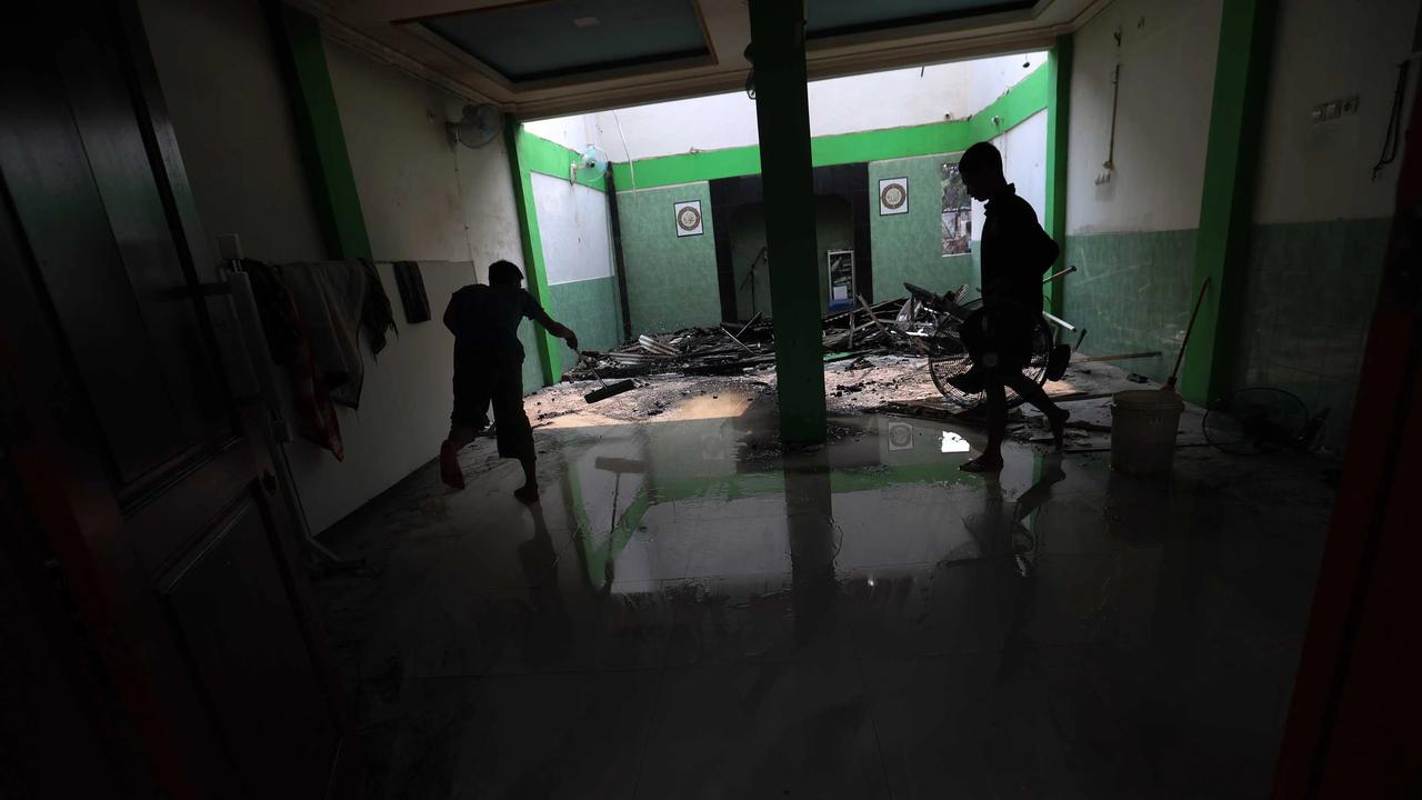 FOTO: Warga Menyisir Sisa Kebakaran Kebon Kosong