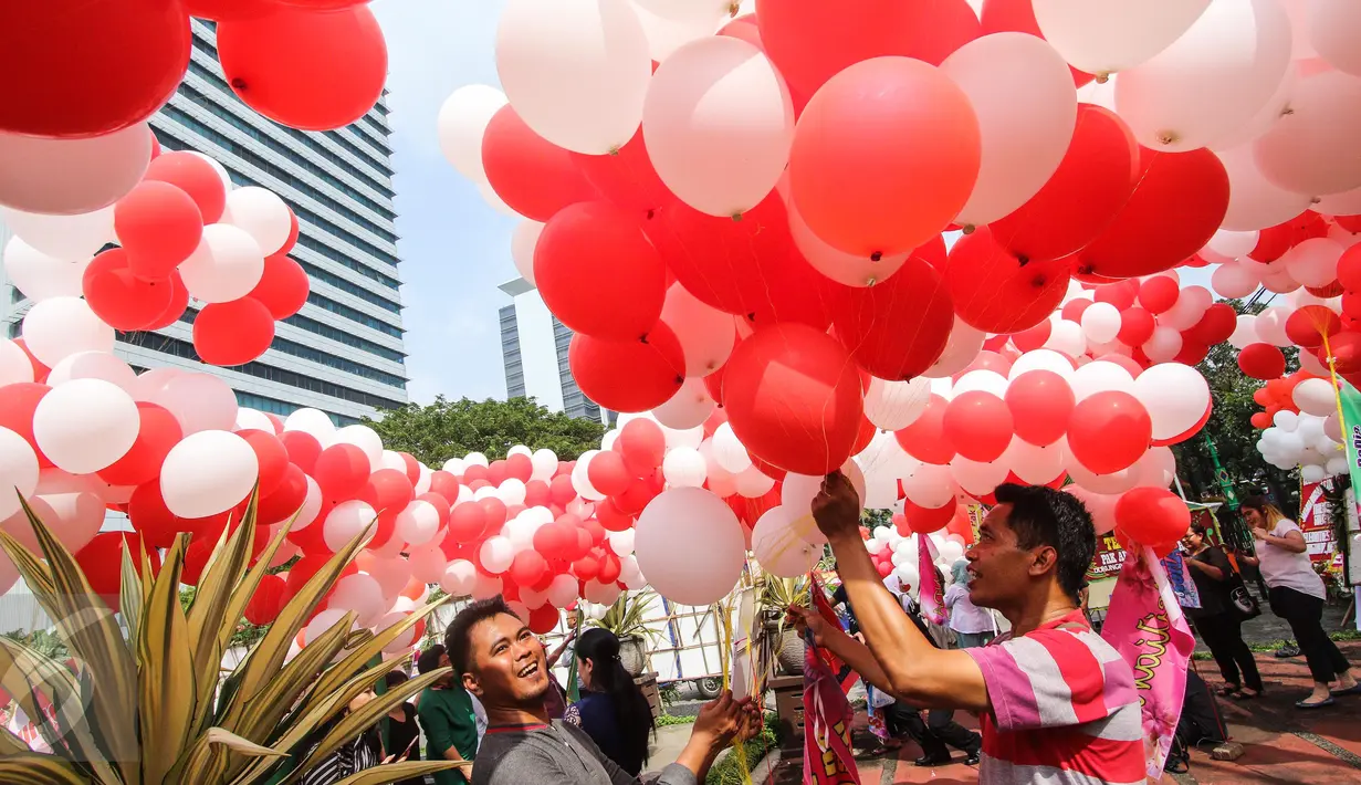 Balon merah putih menghiasi halaman Balai Kota DKI Jakarta, Senin (8/5). Selain sebagai bentuk dukungan , pengiriman balon-balon tersebut juga sebagai bentuk apresiasi terhadap kinerja Ahok dan wakilnya Djarot Saiful Hidayat.  (Liputan6.com/Faizal Fanani)