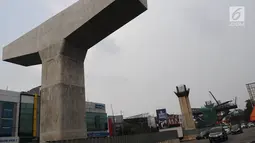 Penampakan proyek pembangunan enam ruas tol dalam kota di Kawasan Kelapa Gading, Jakarta, Minggu ( 7/4). Badan Pengelola Jalan Tol (BPJT) Kementerian PUPR memastikan proyek enam ruas tol dalam kota tahap pertama bisa dioperasikan pada Oktober tahun ini. (Liputan6.com/Herman Zakharia)