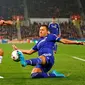 Pemain Stoke City Jonathan Walters mencoba melepaskan tendangan dari penjagaan pemain Chelseaa John Terry pada babak 16 besar Piala Liga Inggris, Rabu (28/10/2015) dini hari WIB. (Reuters / Darren Staples)