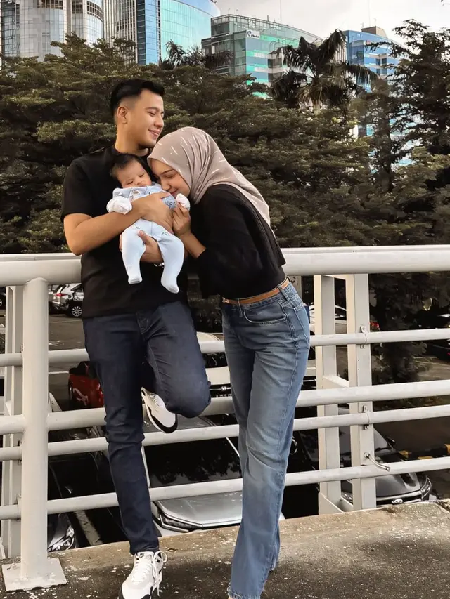 5 Potret Melody Prima Perlihatkan Wajah Anak Ketiga, Si Bungsu yang Menggemaskan (credit: instagram.com/melodyprima).