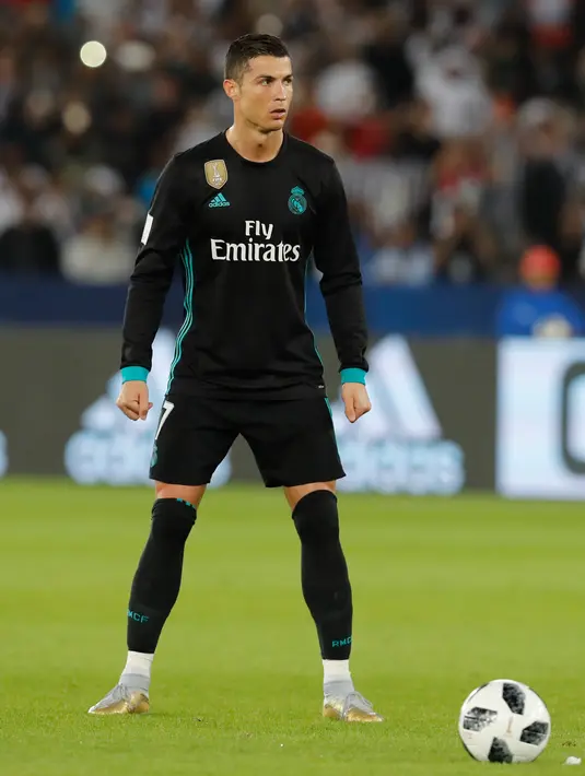 Penyerang Real Madrid, Cristiano Ronaldo bersiap melakukan tendangan bebas saat bertanding melawan  Al Jazira di semifinal Piala Dunia Antarklub di Syekh Zayed Sports City Stadium, (14/12). Madrid menang 2-1 atas Al Jazira. (AP Photo/Hassan Ammar)