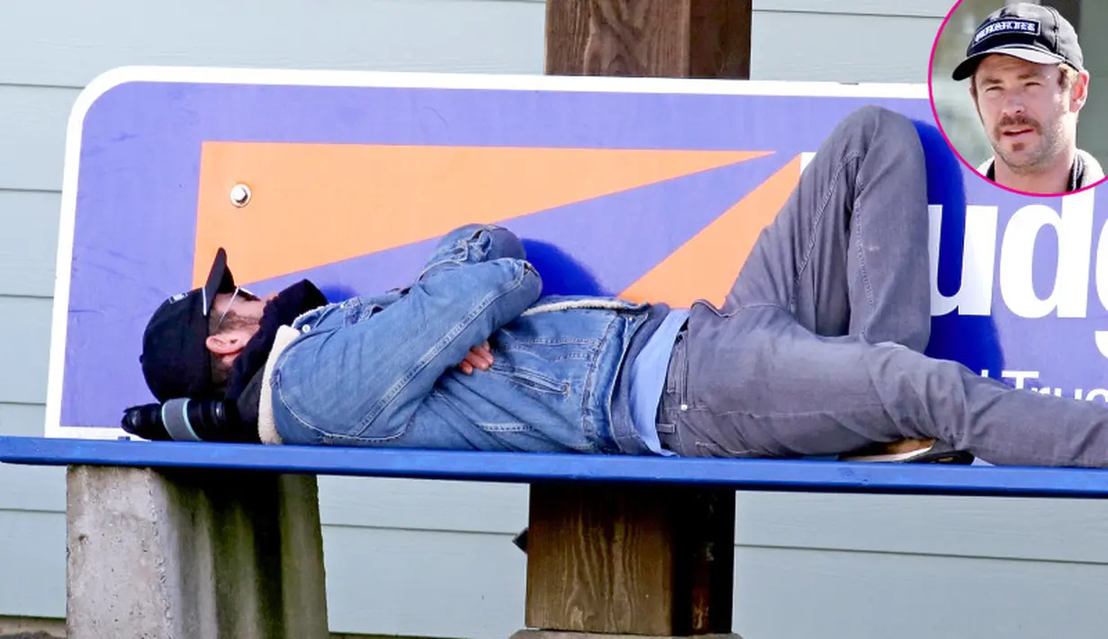Chris Hemsworth terlihat tengah tidur di kursi umum yang berlokasikan di Vancouver Island, Kanada pada 18 Maret. (Backgrid/USWeekly)