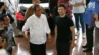 Menteri Komunikasi dan Informatika, Rudiantara menyambut kedatangan pendiri sekaligus CEO Telegram, Pavel Durov setibanya di kantor Kemenkominfo, Jakarta, Selasa (1/8). Keduanya menggelar pertemuan yang berlangsung tertutup. (Liputan6.com/Angga Yuniar)