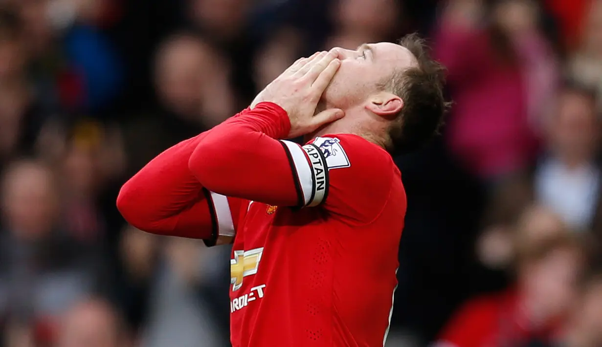 Penyerang Manchester United, Wayne Rooney merayakan selebrasi usai mencetak gol ketiga saat Laga Liga Premier Inggris di Stadion Old Trafford, Inggris(15/3/15). Manchester United menang 3-0 atas Tottenham Hotspur. (Reuters/Carl Recine)