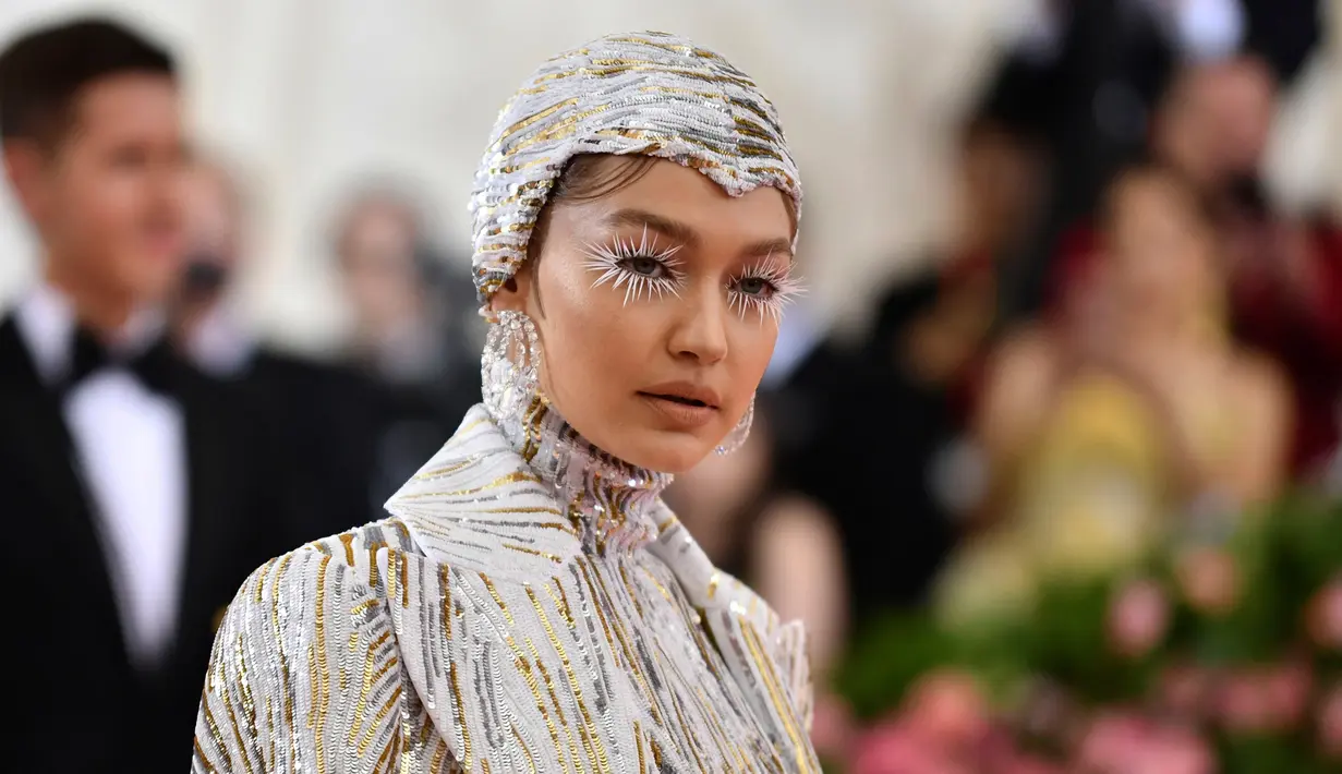 Gigi Hadid tampil layaknya ratu dari negeri es saat menghadiri Met Gala 2019 bertema Camp: Notes on Fashion di The Metropolitan Museum of Art, New York, Amerika Serikat, Senin (6/5/2019). (Photo by Charles Sykes/Invision/AP)