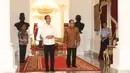 Presiden Jokowi didampingi  Gubernur Bank Indonesia (BI) Agus Martowardojo menunggu kedatangan Managing Director IMF Christine Lagarde di Istana Merdeka, Senin (26/2). Lagarde pernah datang ke tanah air pada September 2015. (Liputan6.com/Angga Yuniar)