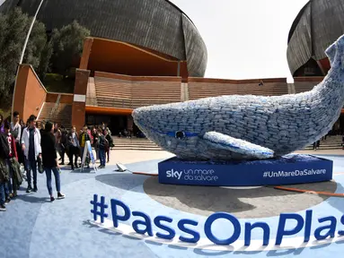 Patung paus raksasa, Plasticus yang dibuat oleh Sky Ocean Rescue-A Sea to Save dipajang di depan Auditorium Parco della Musica, Roma, Italia, Senin (16/4). Plasticus terdiri dari 250 kg sampah plastik. (Andreas SOLARO/AFP)
