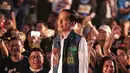 Calon presiden nomor urut 01, Joko Widodo (Jokowi) menghadiri Deklarasi Alumni Trisakti di Hall Basket, Senayan, Jakarta, Sabtu (9/2). Jokowi mendapatkan jaket jeans berwarna biru betuliskan ‘Suara Reformasi’. (Liputan6.com/Faizal Fanani)