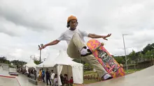 Pevi Permana, Peserta seleknas Indonesia, akan melakukan lompatan pada aksinya di Skate BSD Extrem Park, Tangerang, Selasa (30/1/2018). Pemilihan 8 terbaik untuk mewakili Indonesia pada ASIAN Games 2018. (bola.com / Asprilla Dwi Adha)