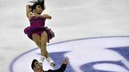 Atlet China, Wenjing Sui dan Cong Han, beraksi di nomor short program Kejuaraa ISU Four Continents Figure Skating di Taipei, (18/2/2016). (AFP/Sam Yeh)