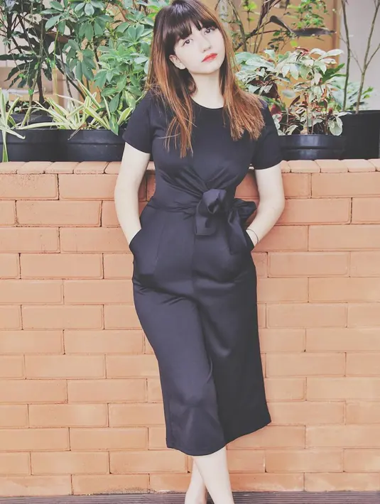 Black outfit untuk gaya sehari-hari sepertinya menjadi salah satu pilihan Cassy. Seperti yang satu ini misalnya, Cassy sangat cantik dengan jumpsuit hitamnya. Tanpa makeup berlebih, ia cukup memoleskan lipstick merah. (Instagram/cassandraslee)